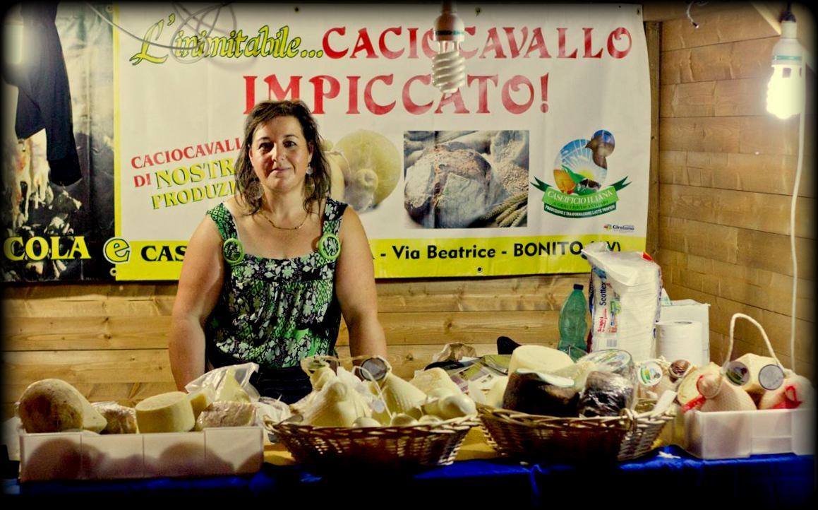 L’Azienda Agricola Caseificio Iliana – Che Sapò nasce nel 2010 come realtà familiare profondamente legata alla propria terra. Fin dall’inizio, l’obiettivo è stato chiaro: trasformare il latte prodotto in azienda in prodotti caseari autentici, capaci di raccontare il territorio attraverso sapori veri e riconoscibili.